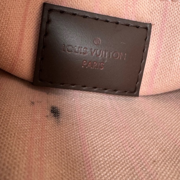 LOUIS VUITTON
Neverfull Pochette Damier Ebene Wristlet Pouch Rose Ballerine - Picture 12 of 12